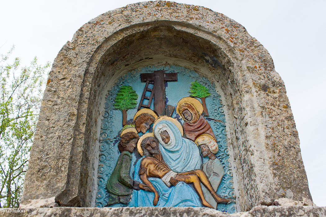 castellane-nd-roc-035.jpg - Détail de la scène dans la niche