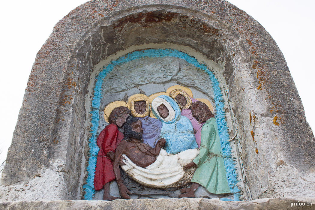 castellane-nd-roc-037.jpg - Détail de la scène dans la niche