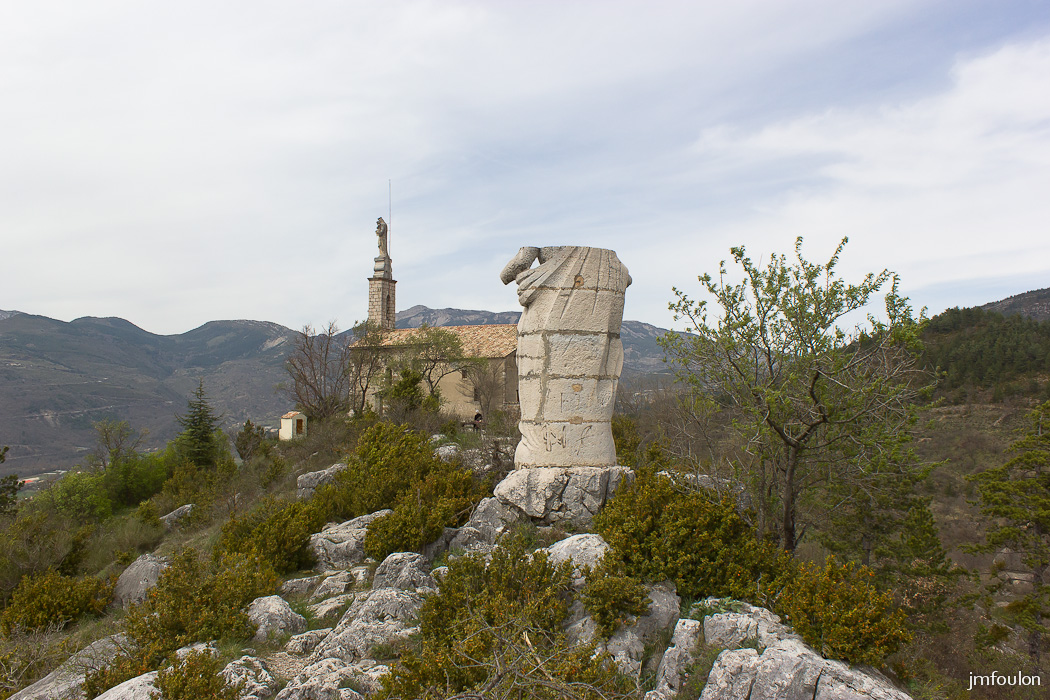 castellane-nd-roc-042.jpg - Vue sur Notre Dame du Roc. La statue au premier plan est la première, trop massive qui à été remplacée en 1876