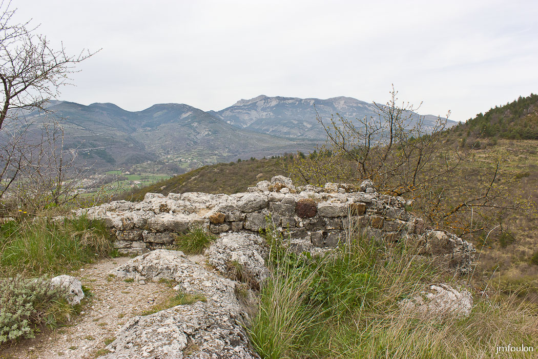 castellane-nd-roc-057.jpg - Vue vers le Nord et l'un des rares vestiges du château-fort qui s'élevait ici jadis ...