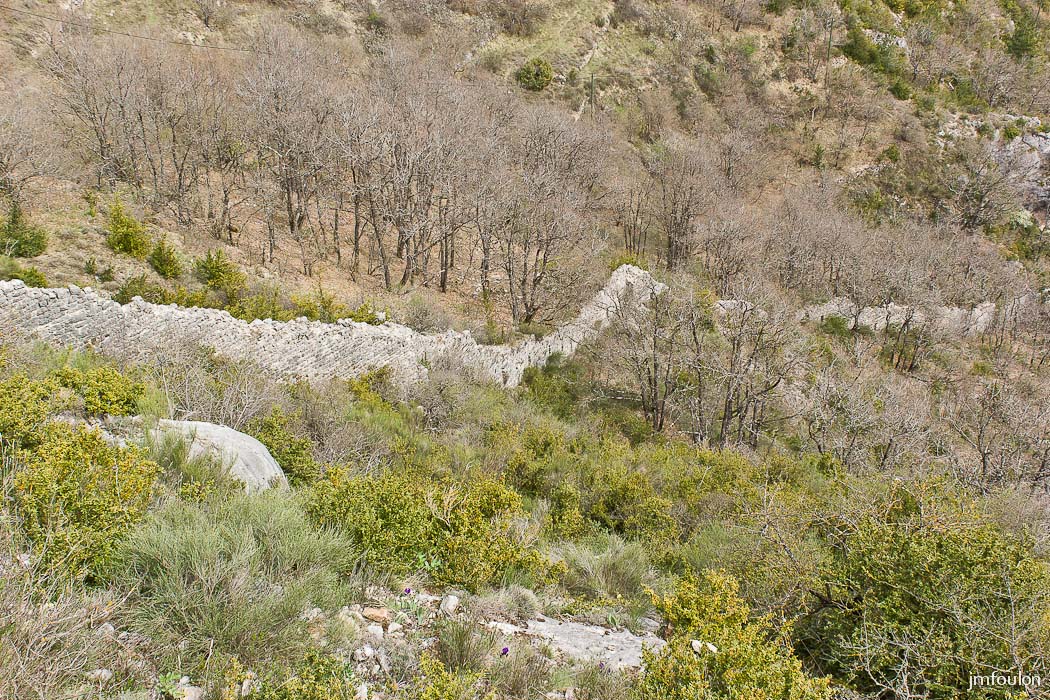 castellane-nd-roc-060.jpg - Ici, le rempart Sud qui rejoingnait le rocher et son château