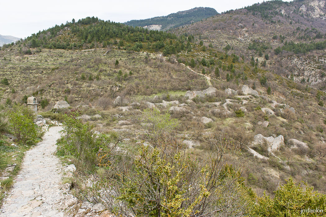 castellane-nd-roc-061.jpg - Autre vue sur Pétra Castellana depuis le chemin empierré