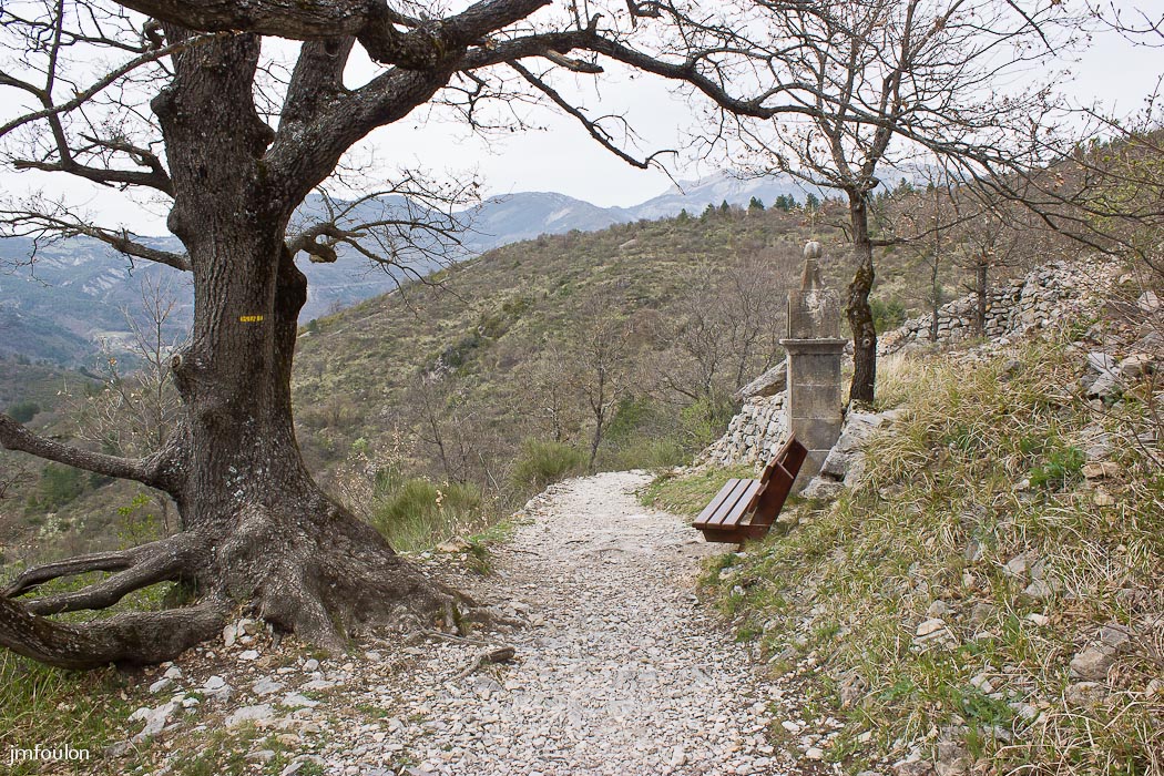castellane-nd-roc-062.jpg - A droite après le banc, se trouve une des portes de Pétra Castellana