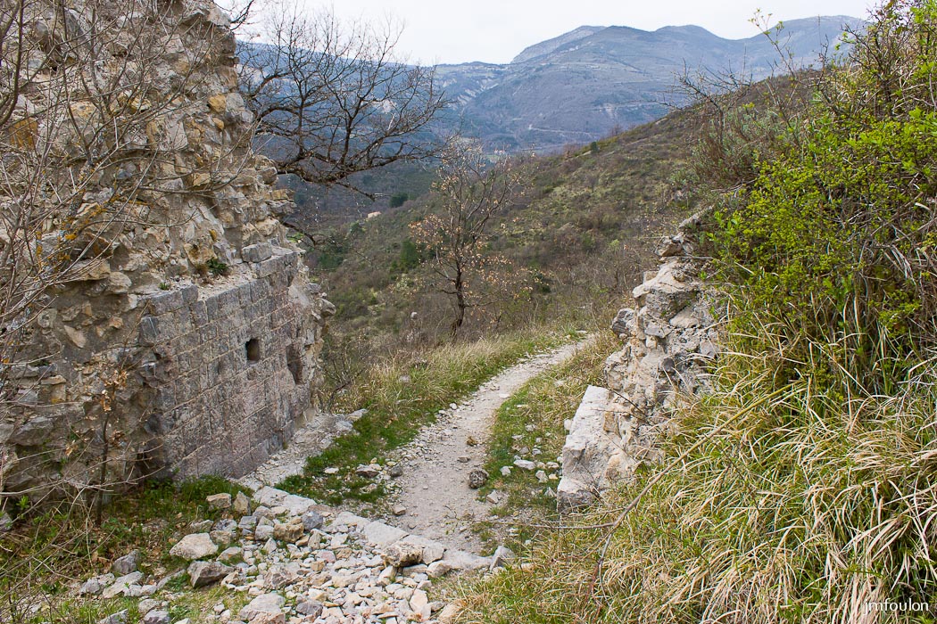 castellane-nd-roc-064.jpg - Vestiges de la porte vues de l'intérieur