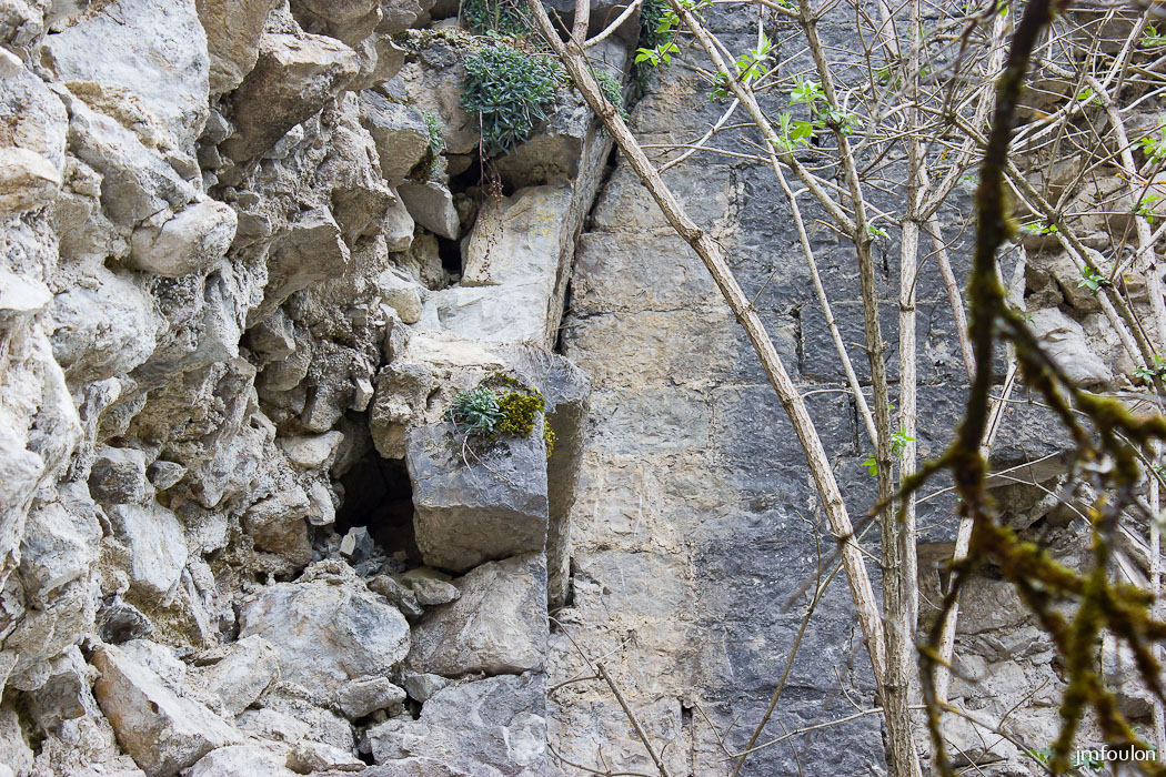 castellane-nd-roc-073.jpg - Vestiges de la chapelle Saint André. (Intérieur)
