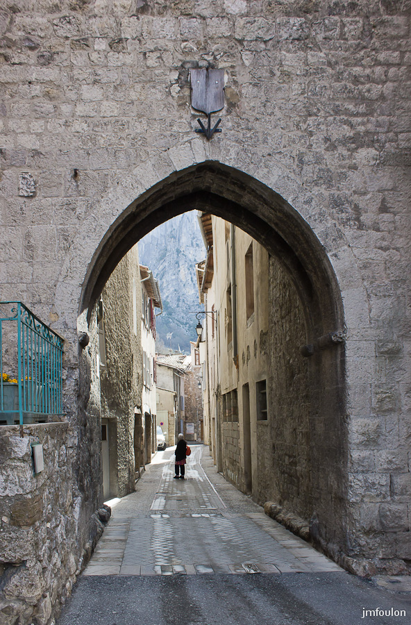 castellane-004..jpg - Castellane - Porte sous la tour de l'Horloge