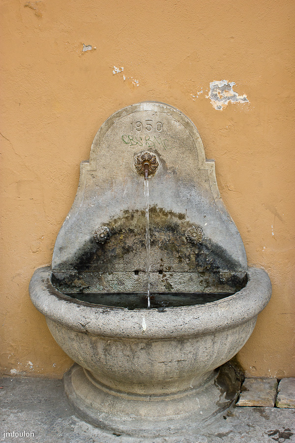 castellane-007.jpg - Castellane - Fontaine de 1950 Bd Saint Michel