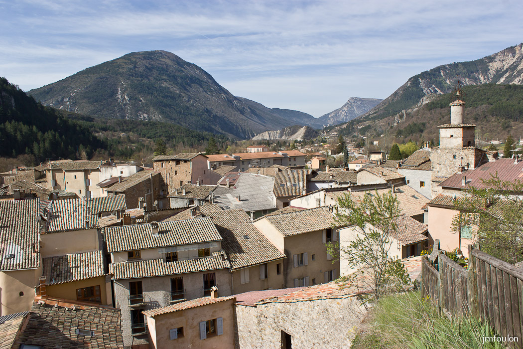castellane-010.jpg - Castellane - Vue sur les toits de la vieille ville