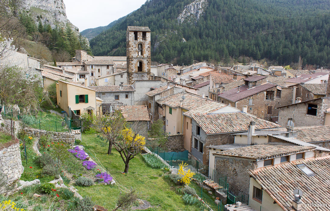castellane-013.jpg - Castellane - Vue sur les toits de la vieille ville et le clocher de l'église Saint Victor (XIIIe)