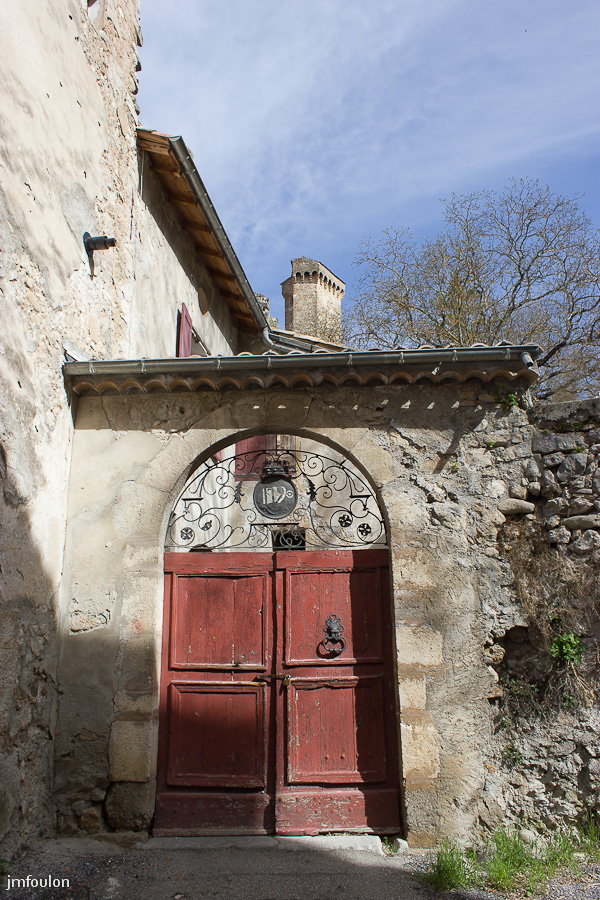 castellane-031.jpg - Castellane - Porte cochère. On aperçois au loin la Tour Pentagonale