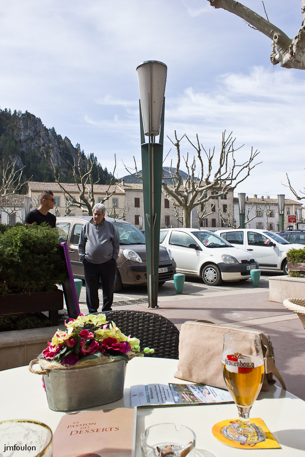castellane-035.jpg - Castellane - Depuis une terrasse place de l'Eglise