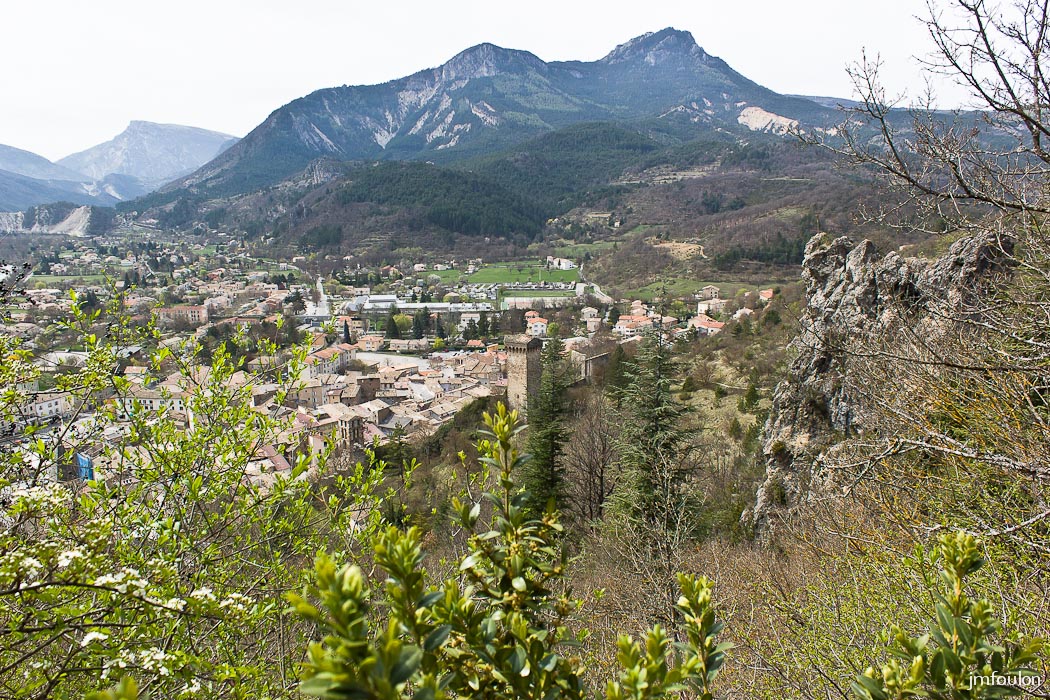 castellane-054.jpg - Vue sur Castellane depuis le chemin empierré qui monte à Notre Dame du Roc (Voir la galerie sur ND du Roc)