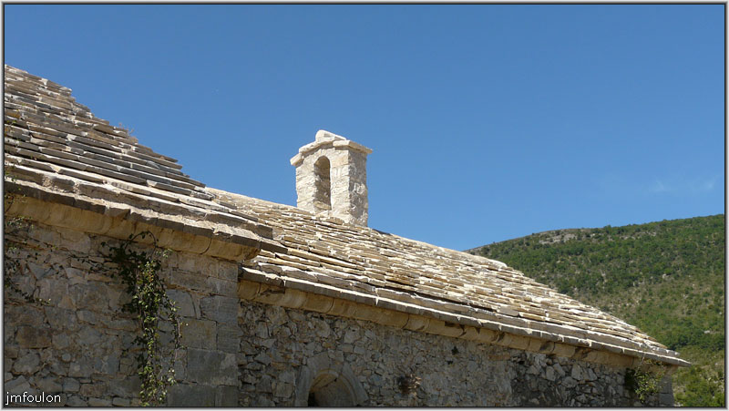 st-claude-03web.jpg - La toiture est entièrement couverte de lauzes