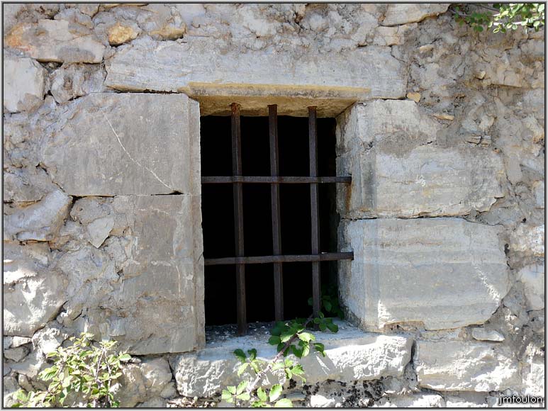 st-claude-05web.jpg - Ouvertures sur l'arrière de la chapelle. Détail du fenestron le plus au nord