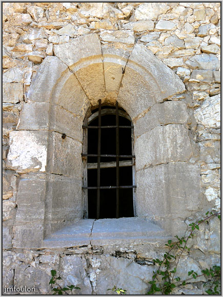 st-claude-06web.jpg - Ouvertures sur l'arrière de la chapelle. Détail de la fenètre la plus au sud
