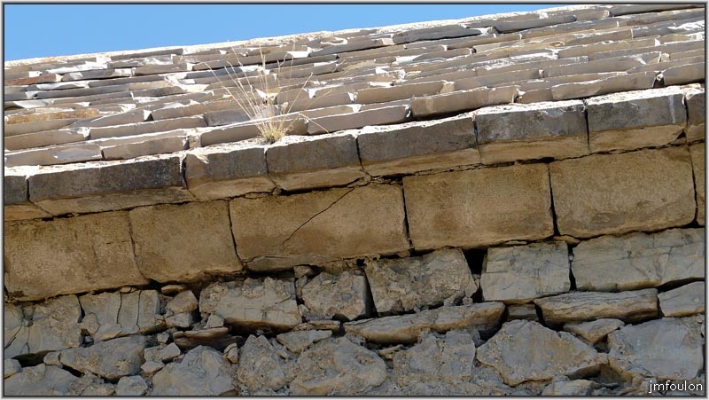 st-claude-08web.jpg - Détail des rives du toit, totalement bordées d'une pierre de taille arrondie