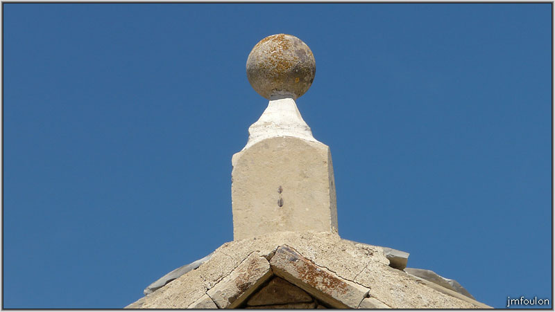 st-claude-10web.jpg - Petite boule sur son socle au faît du pignon sud ou se trouve l'entrée principale de l'édifice