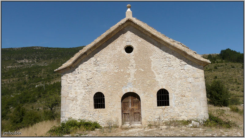 st-claude-14web.jpg - Symétrie entre l'entrée, les deux fenêtres en plein ceintre, l'oculus et la boule du faît