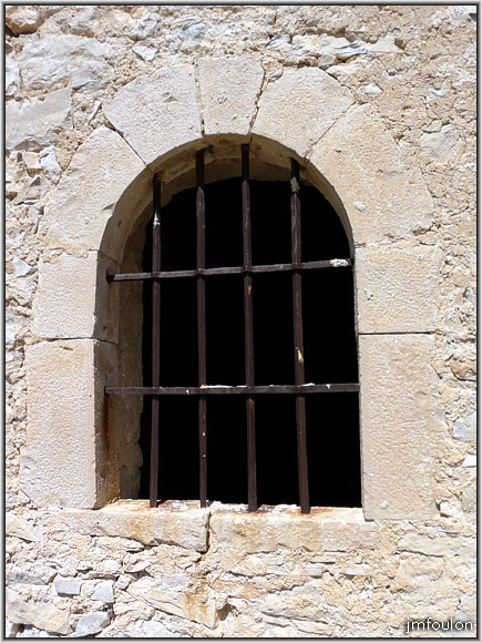 st-claude-16web.jpg - Détail d'une des deux fenêtres de part et d'autre de l'entrée principale