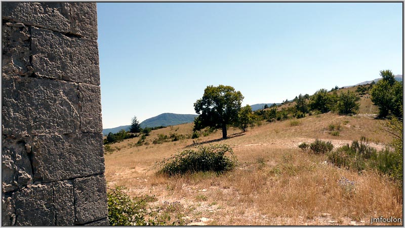 st-claude-17web.jpg - Vue vers le sud depuis l'angle ouest de la chapelle. Au milieu un tilleul à l'ombre bien accueillante