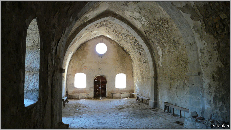 st-claude-18web.jpg - Vue intérieure de la chapelle depuis la sacristie