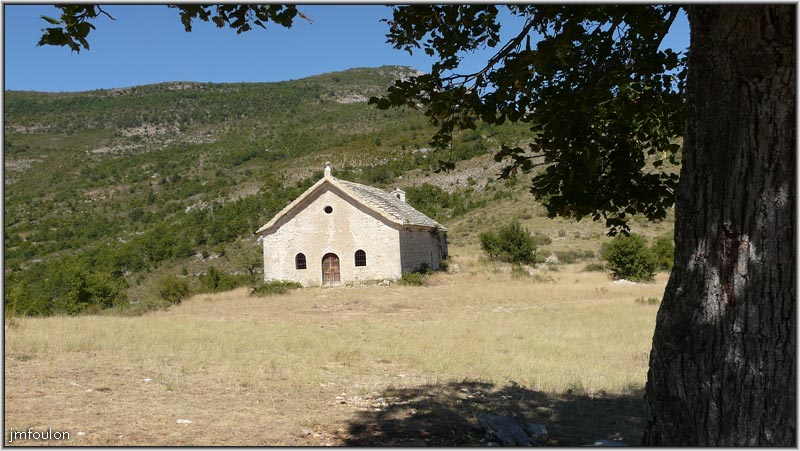 st-claude-19web.jpg - Vue sur la chapelle depuis le tilleul