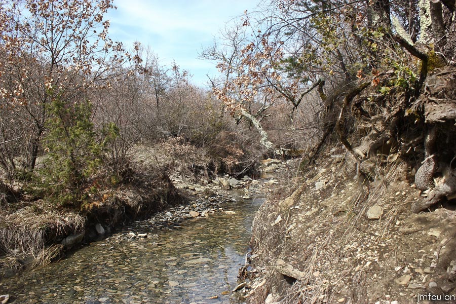 st-donat-haut-03web.jpg - St Donat le Haut - Il faut traverser le Mardaric qui coule dans le ravin du Pas de Vèze et se jette dans la Durance
