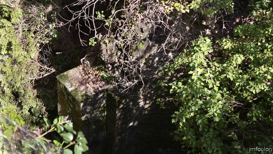 st-donat-haut-07web.jpg - St Donat le Haut - On aperçois en contrebas, les vestiges de l'église souterraine ou crypte de St Donat le Haut (couvent des Crottes)