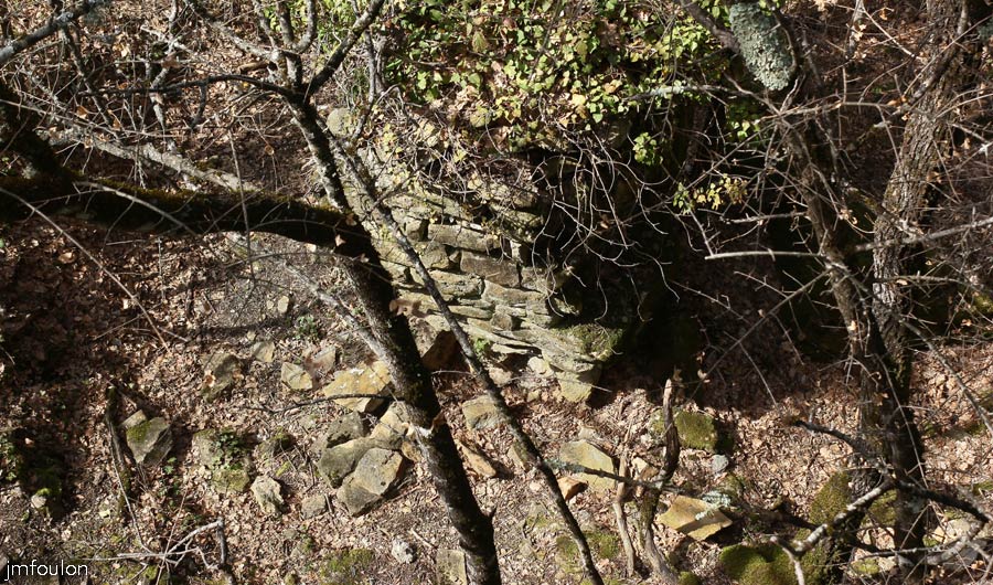 st-donat-haut-08web.jpg - St Donat le Haut - On aperçois en contrebas les vestiges de l'église souterraine ou crypte de St Donat le Haut (couvent des Crottes)