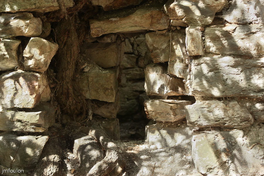 st-donat-haut-12web.jpg - St Donat le Haut - Au Sud/Est se trouve une des deux entrées qui permettaient de descendre dans la crypte, un étroit escalier en colimaçon. Ici le mur Sud percé d'une petite ouverture rectangulaire