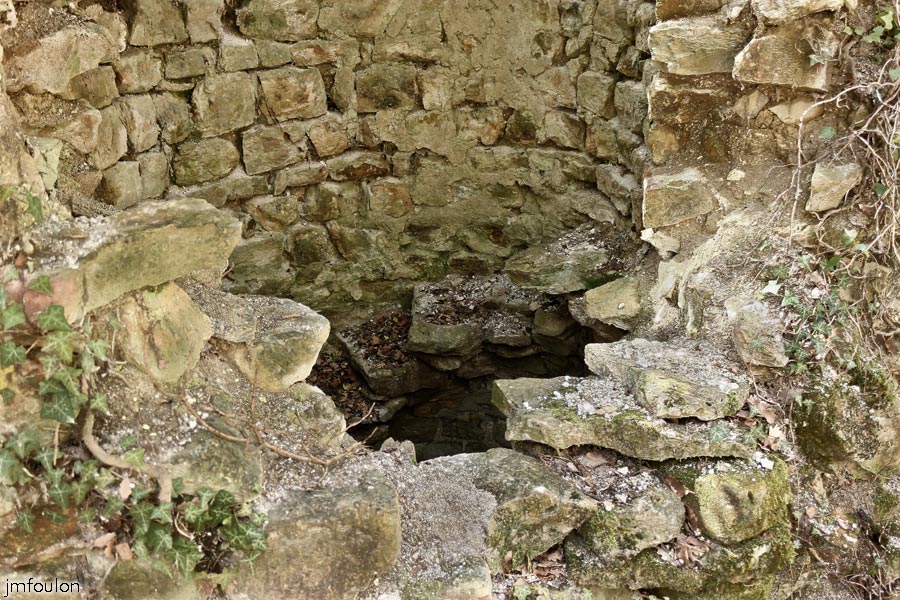 st-donat-haut-13web.jpg - St Donat le Haut - Les vestiges du colimaçon. Celui-ci n'est pas distribué sur un axe (vis) mais est ancré dans la maçonnerie