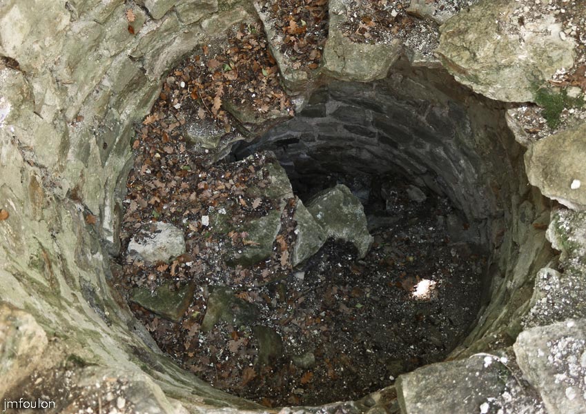 st-donat-haut-14web.jpg - St Donat le Haut - Les vestiges du colimaçon vus de dessus