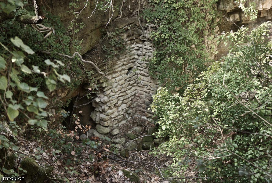 st-donat-haut-15web.jpg - St Donat le Haut - Vue sur l'angle Nord/Ouest de la crypte depuis le haut. Nous descendrons plus tard. La voûte est totalement effondrée