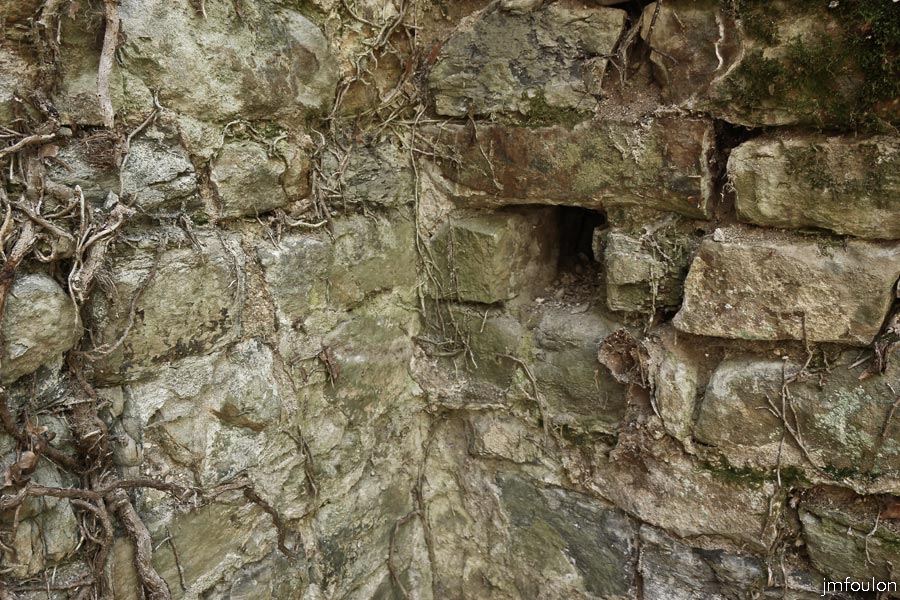 st-donat-haut-17web.jpg - St Donat le Haut - Angle Sud/Est de la tour au se trouve l'escalier en colimaçon (à gauche)