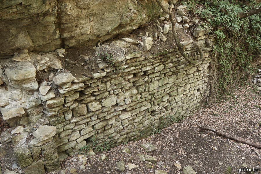 st-donat-haut-19web.jpg - St Donat le Haut - Les restes du mur Ouest. On devine le départ de la voûte au dessus de la rangée de grosses pierres