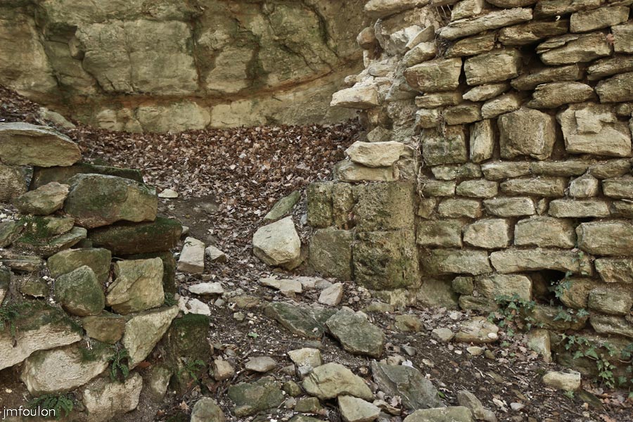 st-donat-haut-21web.jpg - St Donat le Haut - Les restes des jambages de la porte au Sud