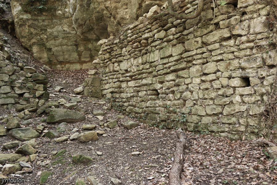 st-donat-haut-22web.jpg - St Donat le Haut - L'entrée et le mur Ouest de l'intérieur de la crypte