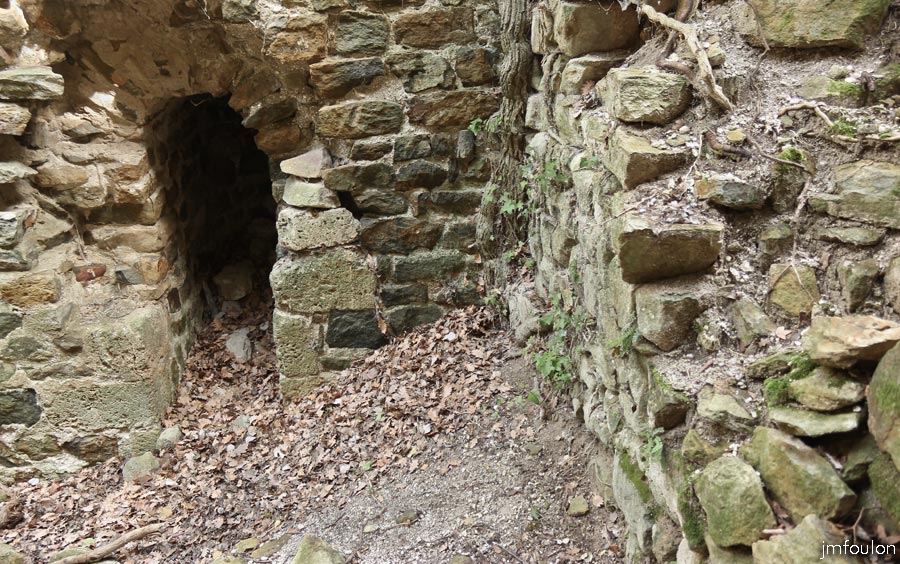 st-donat-haut-24web.jpg - St Donat le Haut - La sortie du colimaçon que nous avons vu précédemment