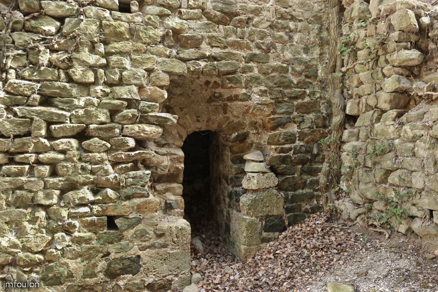 st-donat-haut-25web.jpg - St Donat le Haut - La sortie du colimaçon que nous avons vu précédemment  qui débouche à l'angle Sud/Est de la crypte