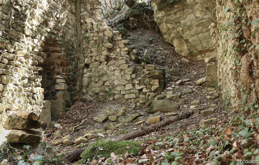 st-donat-haut-26web.jpg - St Donat le Haut - A gauche l'accès au colimaçon et à droite l'entrée principale