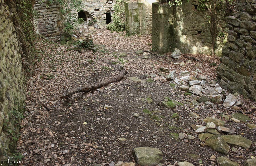 st-donat-haut-28web.jpg - St Donat le Haut - L'ensemble du lieu depuis l'entrée. La crypte fait 16 m  de long sur 5 m de large. A droite, on aperçois les trois nefs et les piliers de chaque côté de la nef centrale