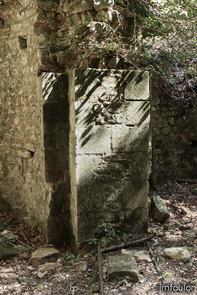 st-donat-haut-31web.jpg - St Donat le Haut - On aperçois au sol les rails qui ont permis l'évacuation des matériaux lors de fouilles entreprisent entre 1883 et 1890