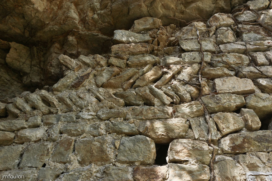 st-donat-haut-36web.jpg - St Donat le Haut - Détail de l'appareillage du mur Nord
