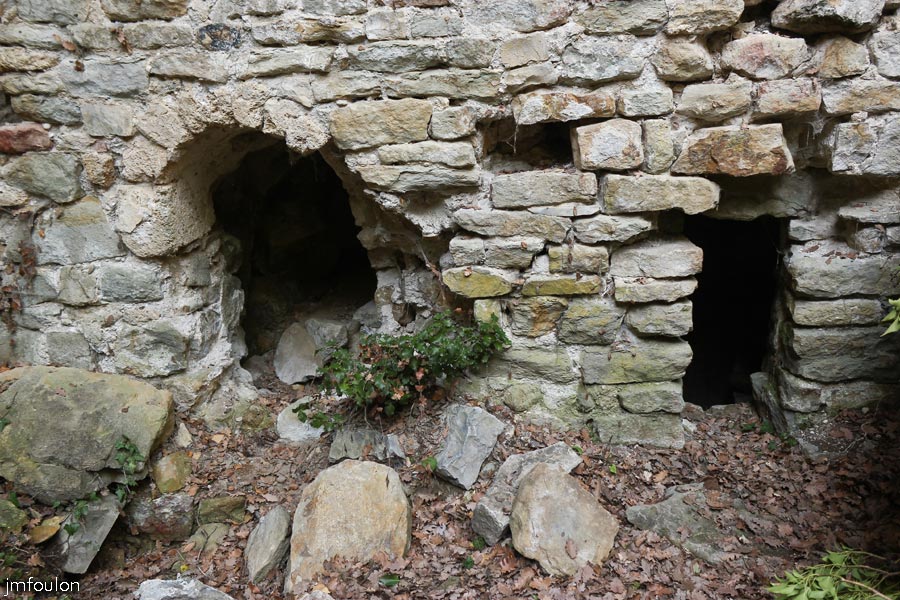 st-donat-haut-37web.jpg - St Donat le Haut - L'entrée des deux excavations dans le mur Nord. Saint Donat aurait vécu dans cette doline appelée autrefois "Couvent des Crottes", celle ci lui aurait servi ensuite de sépulture. C'est la raison de l'édification de cette crypte au XIIe siècle
