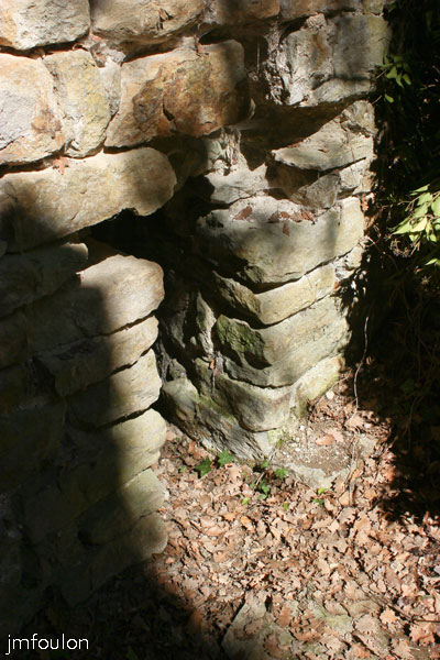 st-donat-haut-39web.jpg - St Donat le Haut - L'autre à l'Est du mur Nord, donne sur une petite grotte assez profonde qui pu être le tombeau de Saint Donat. Le mystère demeure !