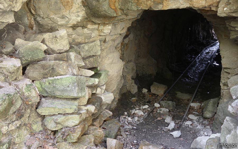 st-donat-haut-42web.jpg - St Donat le Haut - Entrée du tunnel à l'intérieur de la crypte
