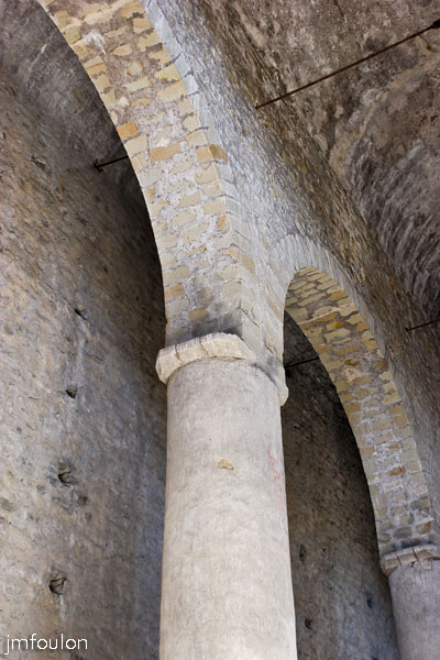 st-donat-32web.jpg - Saint Donat le Bas - Vue sur une Colonne et son chapiteau sur lequel repose les collatéraux supportant eux même la  voûte en berceau