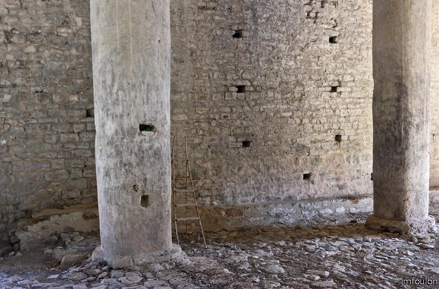 st-donat-33web.jpg - Saint Donat le Bas - Assises des colonnes et détail du sol qui a conservé son pavage d'origine