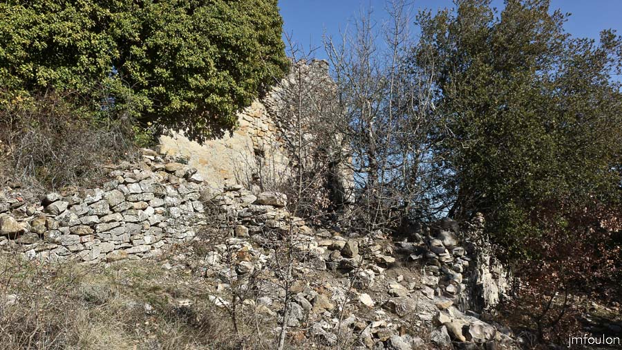 st-donat-37web.jpg - Saint Donat le Bas - Ruines des bâtisses qui jouxtaient l'église