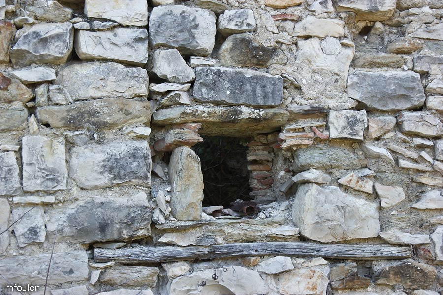 st-donat-40web.jpg - Saint Donat le Bas - Ouverture dans un mur adossée à un chaînage d'angle. Sous celle-ci se trouve un fin linteau de bois